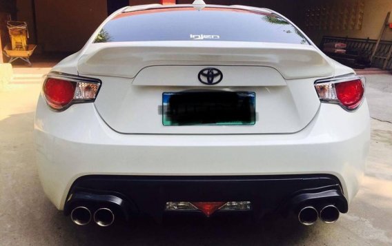 Sell Pearl White 2012 Toyota 86 in Quezon City-2