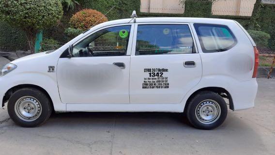 White Toyota Avanza 2005 for sale at Kamias Road, Quezon-8