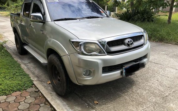 Selling Silver Toyota Hilux 2010 in Manila-1