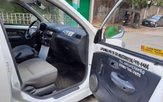 White Toyota Avanza 2005 for sale at Kamias Road, Quezon-5