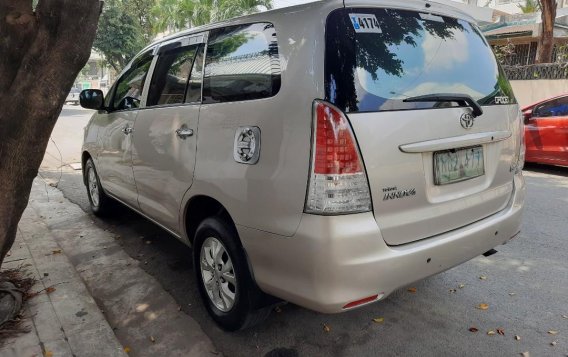 Selling Silver Toyota Innova 2010 in Quezon City-2