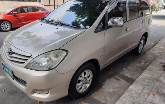 Selling Silver Toyota Innova 2010 in Quezon City-1