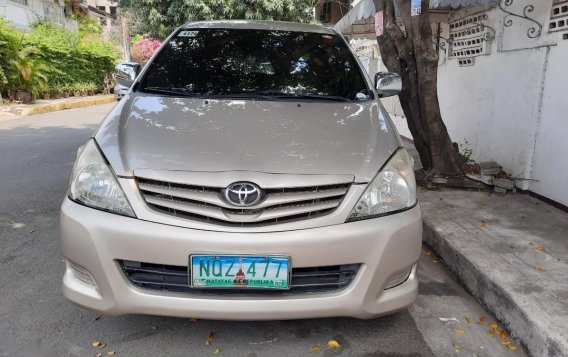 Selling Silver Toyota Innova 2010 in Quezon City