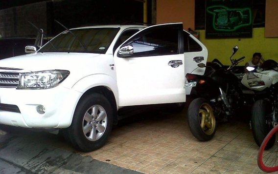 White Toyota Fortuner 2010 for sale in Quezon City-3