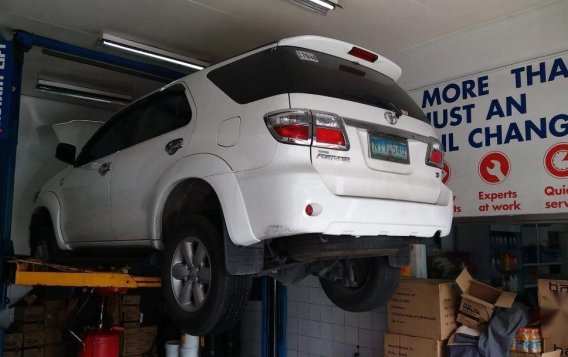 White Toyota Fortuner 2010 for sale in Quezon City