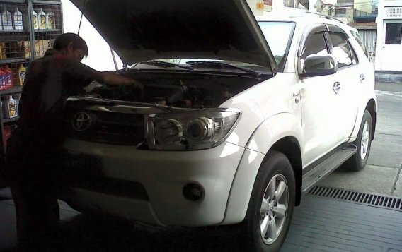 White Toyota Fortuner 2010 for sale in Quezon City-2