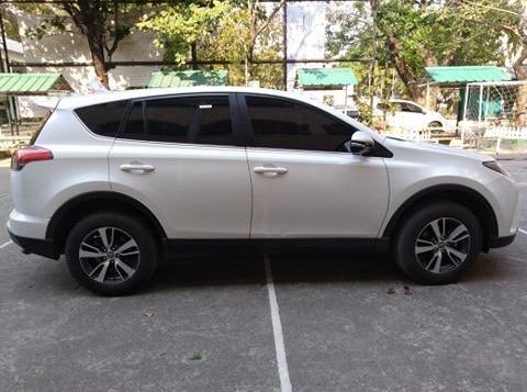Selling Toyota Rav4 2017 in Manila-2