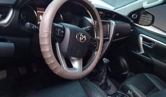 Selling White Toyota Fortuner 2017 in Manila-5