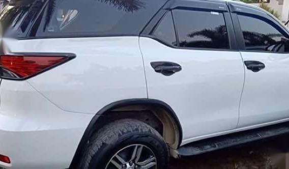 Selling White Toyota Fortuner 2017 in Manila-4