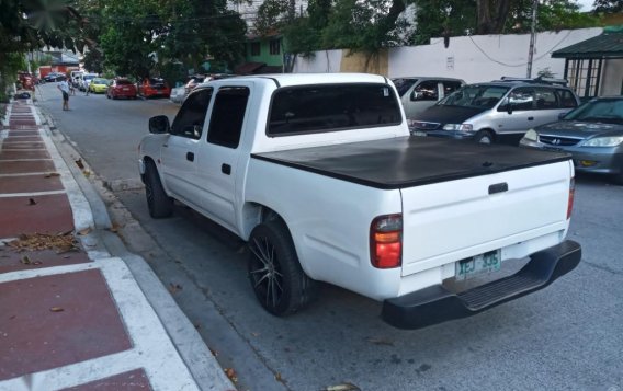 White Toyota Hilux 2009 for sale in Quezon City-2