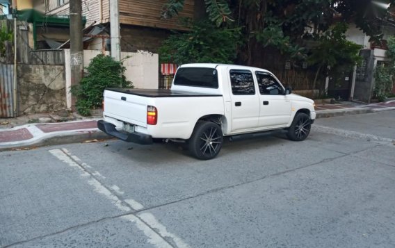 White Toyota Hilux 2009 for sale in Quezon City-1