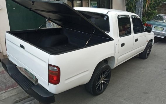 White Toyota Hilux 2009 for sale in Quezon City-7