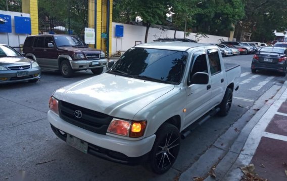 White Toyota Hilux 2009 for sale in Quezon City-3