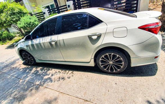 Pearl White Toyota Corolla altis for sale in Manila-3