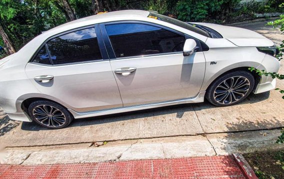 Pearl White Toyota Corolla altis for sale in Manila-6