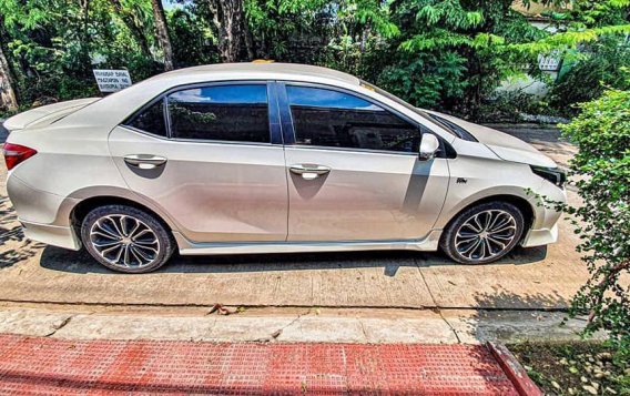 Pearl White Toyota Corolla altis for sale in Manila-4