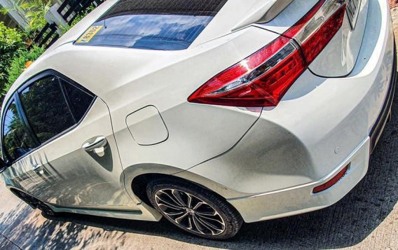 Pearl White Toyota Corolla altis for sale in Manila-5