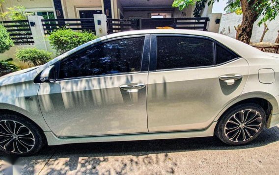 Pearl White Toyota Corolla altis for sale in Manila-2