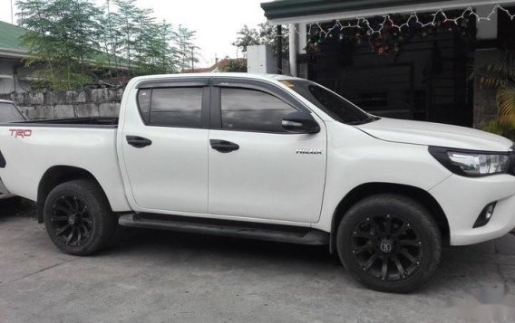Selling White Toyota Hilux 2016 Pickup Truck in Manila