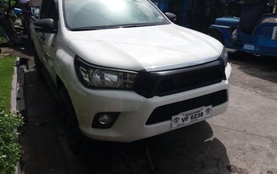 Selling White Toyota Hilux 2016 Pickup Truck in Manila-1