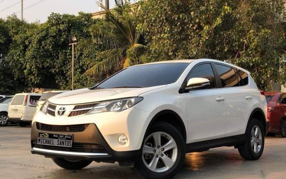 Selling White Toyota Rav4 in Manila