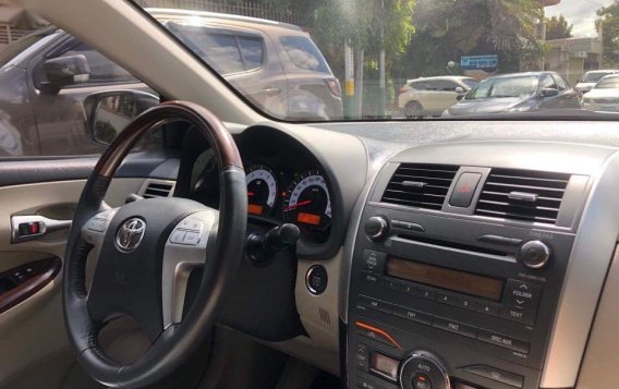 Sell Pearl White 2012 Toyota Corolla Altis in Paranaque City-6