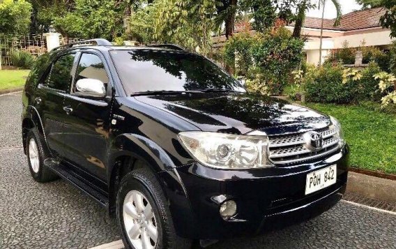 Black Toyota Fortuner 2011 for sale in Quezon City-1