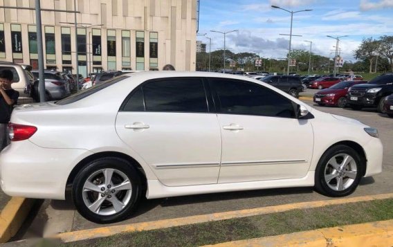 Sell Pearl White 2012 Toyota Corolla Altis in Paranaque City-4