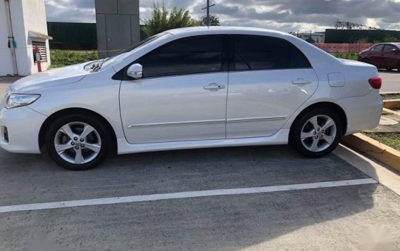 Sell Pearl White 2012 Toyota Corolla Altis in Paranaque City-2