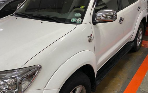 Selling White Toyota Fortuner 2011 in Manila-2