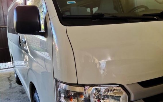 Selling White Toyota Hiace 2015 in Las Pinas-6