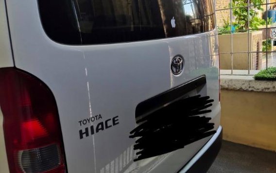 Selling White Toyota Hiace 2015 in Las Pinas-7