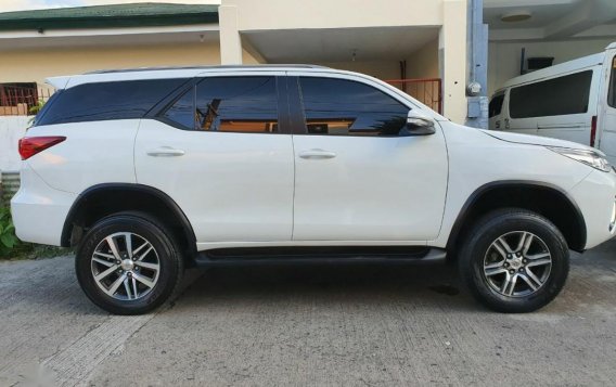 Selling White Toyota Fortuner 2016 in Manila-2