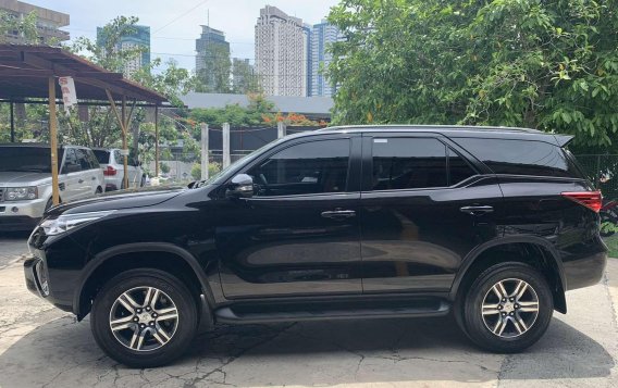 Selling Black Toyota Fortuner 2017 in Manila-8