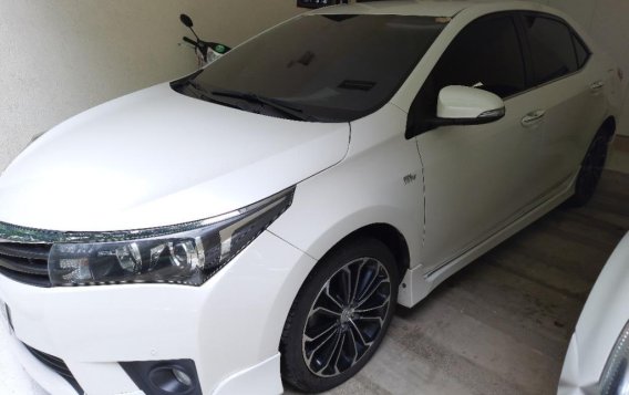 Pearl White Toyota Corolla altis for sale in Manila-8