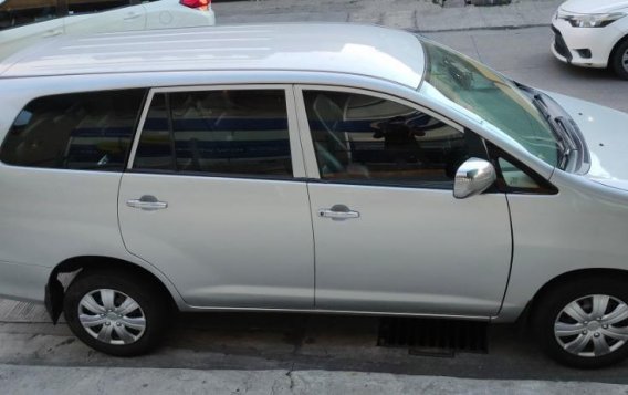 White Toyota Innova for sale in Makati