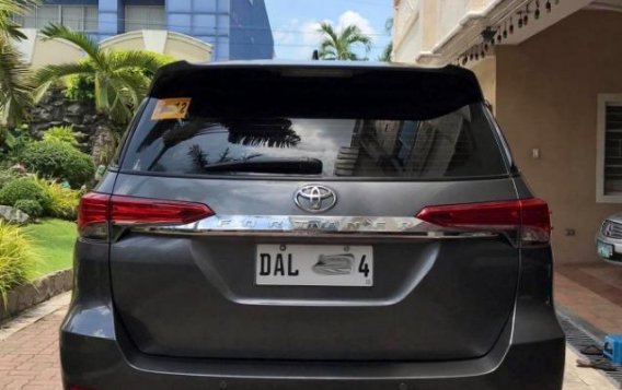 Selling Black Toyota Fortuner 2019 in Manila-3