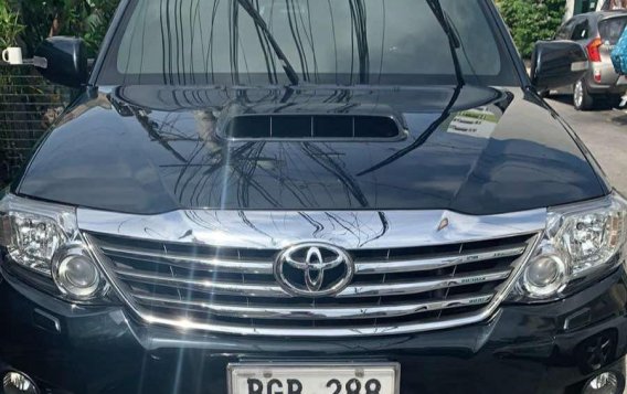 Selling Black Toyota Fortuner in Quezon City