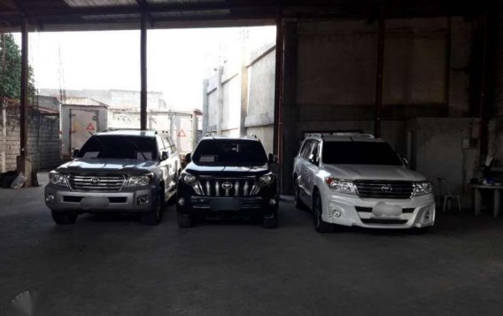 Selling White Toyota Land Cruiser in Cagayan de Oro