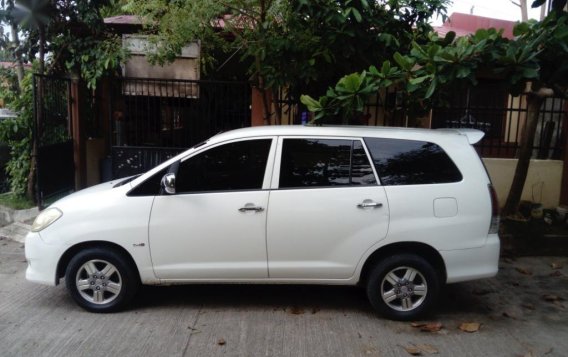 Selling White Toyota Innova in Liloan