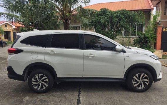 Selling White Toyota Rush for sale in Manila-3