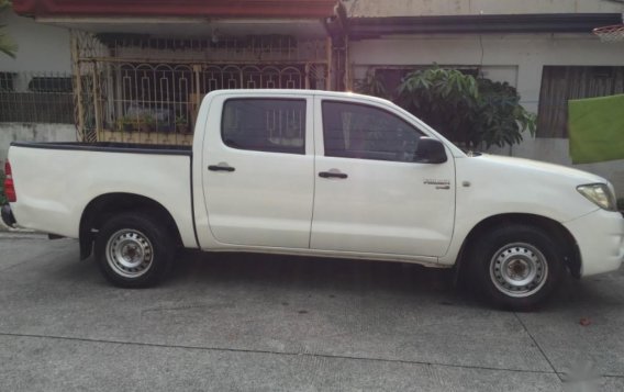 White Toyota Hilux 2010 for sale in Quezon City-2