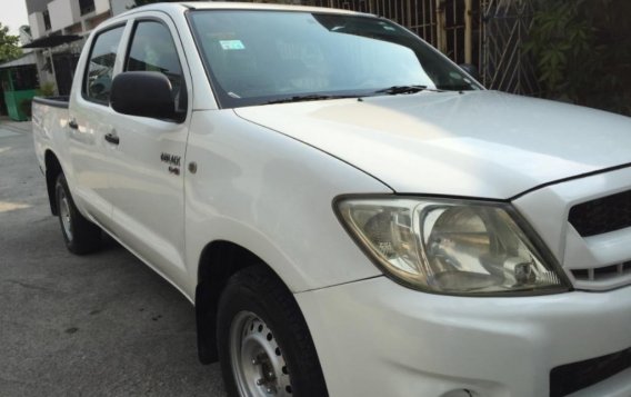 White Toyota Hilux 2010 for sale in Quezon City-9