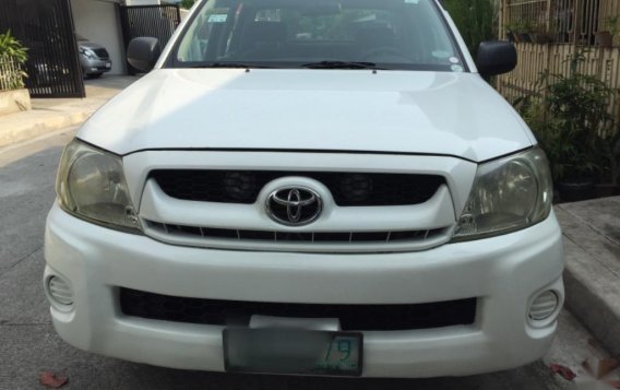 White Toyota Hilux 2010 for sale in Quezon City