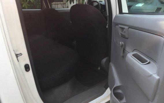 White Toyota Hilux 2010 for sale in Quezon City-5