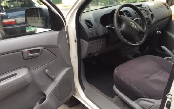 White Toyota Hilux 2010 for sale in Quezon City-6