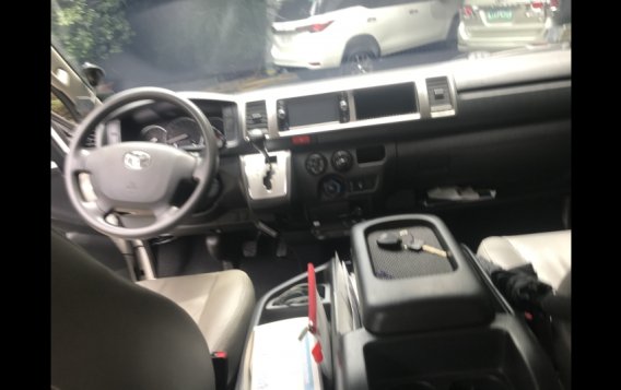 Selling White Toyota Hiace 2015 in Manila-4