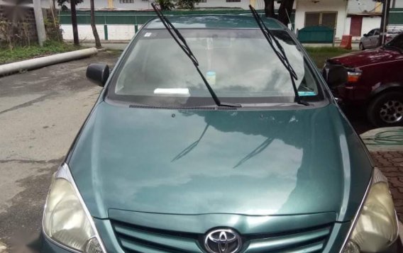 Selling Green Toyota Innova in Cainta