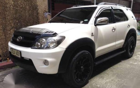 Selling White Toyota Fortuner 2007 in Manila-9