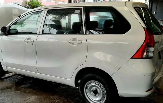 Selling White Toyota Avanza in Makati-2